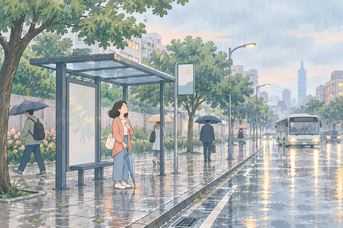 下雨的午後，行人撐著傘匆匆走過，一個女生站在公車亭裡，手輕輕放在胸口，安靜地看著雨