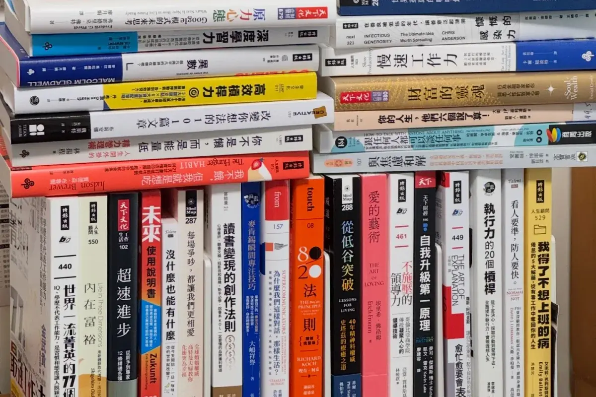 書架上堆滿各家出版社的心理學與自我成長新書